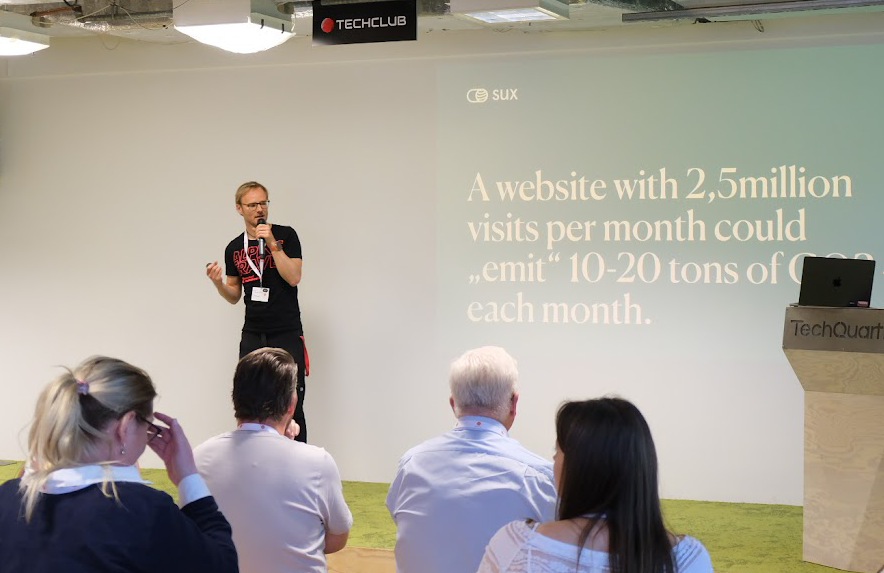 A person giving a presentation to a group of people

AI-generated content may be incorrect.