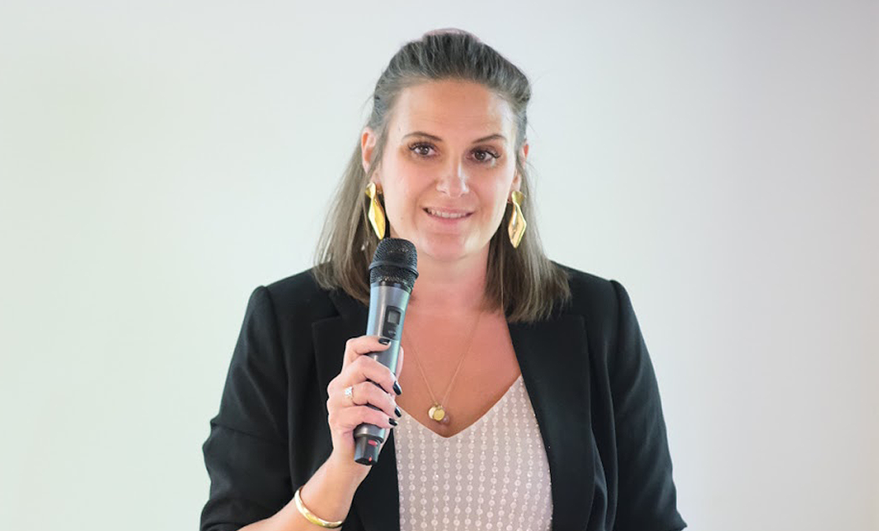 A person holding a microphone

AI-generated content may be incorrect.
